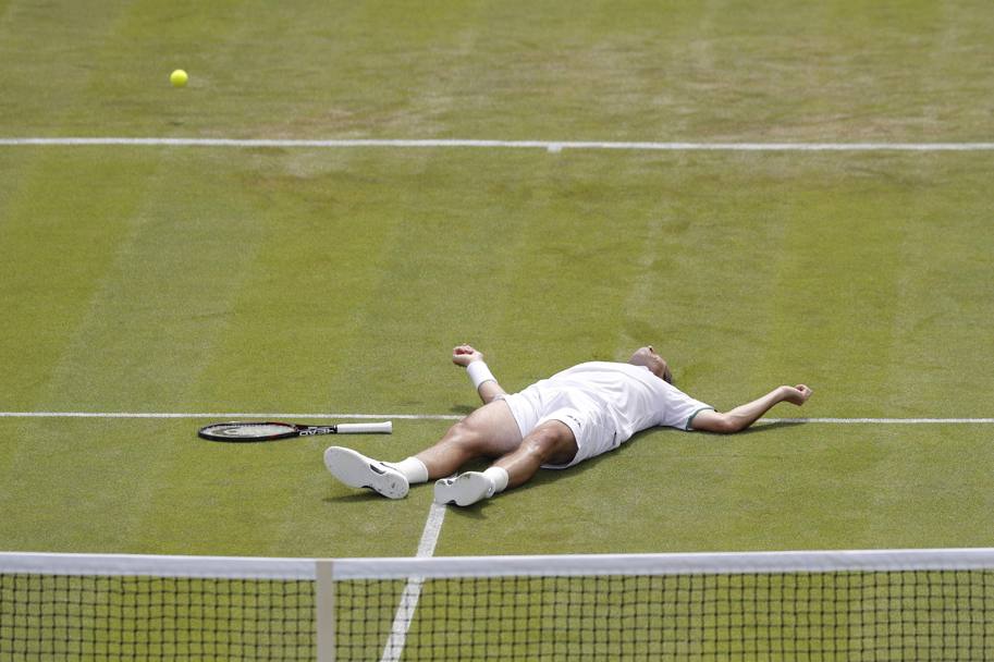 Disteso. Radek Stepanek steso dopo il colpo tentato sul prato di Wimbledon durante il match contro Nick Kyrgios (Afp)